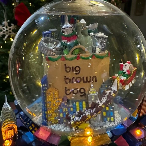 Bloomingdale's NYC Snowglobe/Music Box - Picture 7 of 11